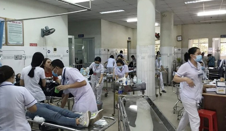 Công nhân đang được cấp cứu tại BV huyện Trảng Bom, tỉnh Đồng Nai. (Ảnh: KT)