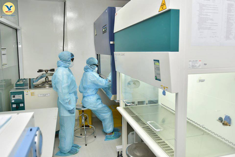 Các cán bộ đang làm việc trong labo chẩn đoán SARS-CoV-2 của Bệnh viện MEDLATEC.