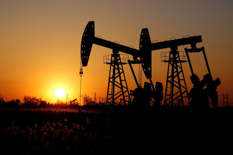 Giá dầu giảm khiến ngành công nghiệp khai thác dầu của Mỹ lao đao. (Ảnh: KT)