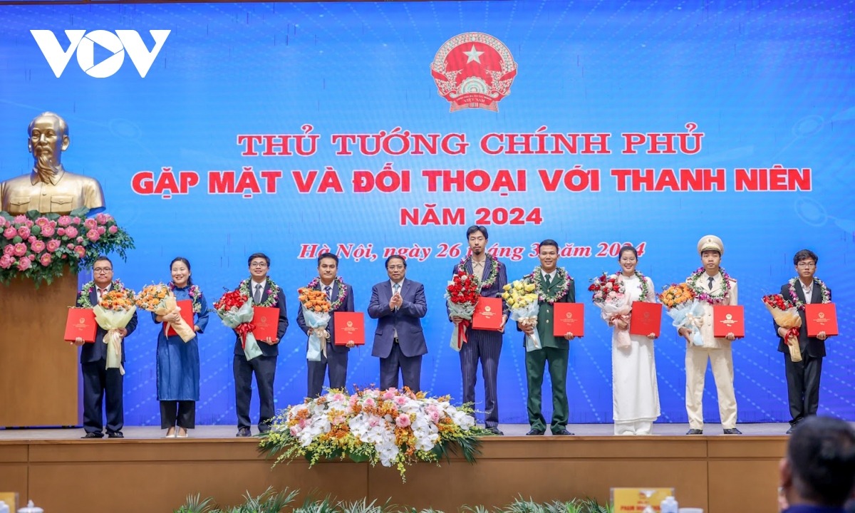 Thủ tướng biểu dương, tặng quà cho 10 gương mặt trẻ Việt Nam tiêu biểu và 9 gương mặt trẻ Việt Nam triển vọng năm 2023.