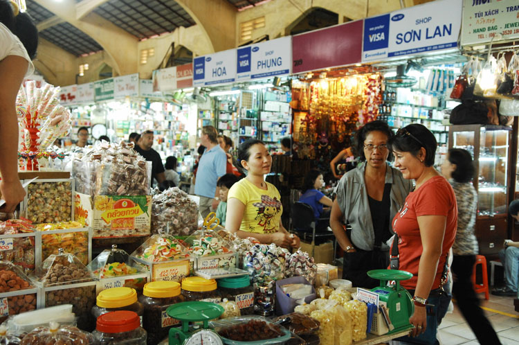 Chợ Bến Thành không chỉ phục vụ nhu cầu mua sắm, mà còn là nét văn hóa trong đời sống của người dân (ảnh: Trube)