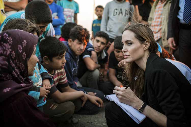 Angelina Jolie trò chuyện với người dân tị nạn ở Syria. (Ảnh: T.L)
