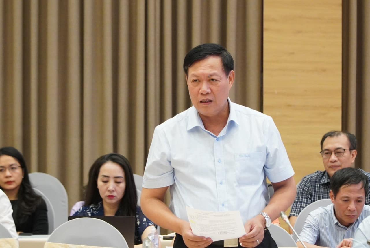 Thứ trưởng Bộ Y tế Đỗ Xuân Tuyên cung cấp thông tin liên quan đến công tác bảo đảm an toàn thực phẩm tại buổi họp báo Chính phủ thường kỳ chiều 1/6. (Ảnh: Hồng Hải)
