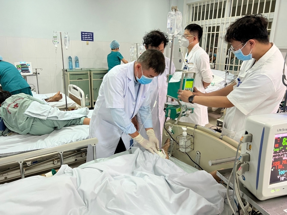 Bác sĩ Bệnh viện Chợ Rẫy điều trị cho bệnh nhân ngộ độc cá chép muối ủ chua ở Quảng Nam. (Ảnh: KT)