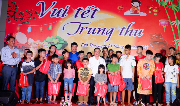 Ông Trần Việt Trường - Phó Bí Thư Thành Ủy Cần Thơ, lên trao quà cho các em.