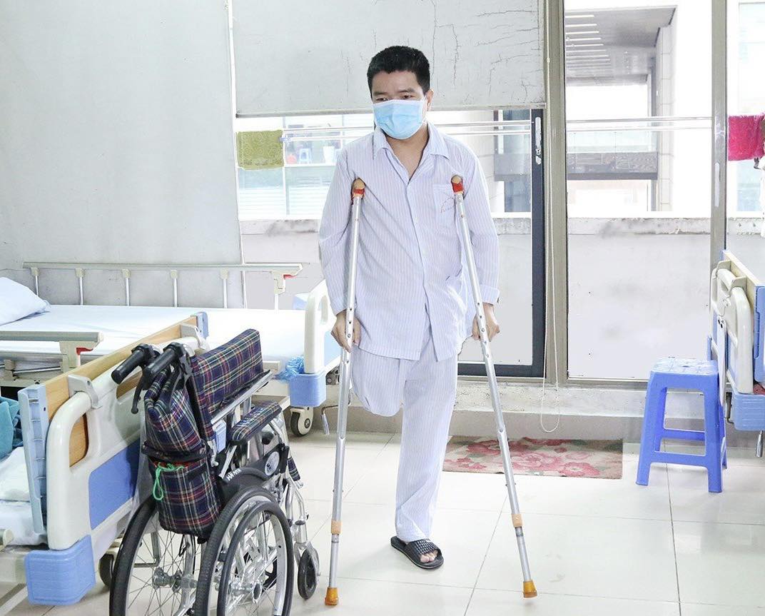 Anh Võ Tá T (32 tuổi, quê ở Hà Tĩnh) chung sống với căn bệnh máu khó đông suốt 32 năm. Căn bệnh không chỉ khiến anh mất đi một chân mà còn lấy đi bao ước mơ, hy vọng của người thanh niên này..