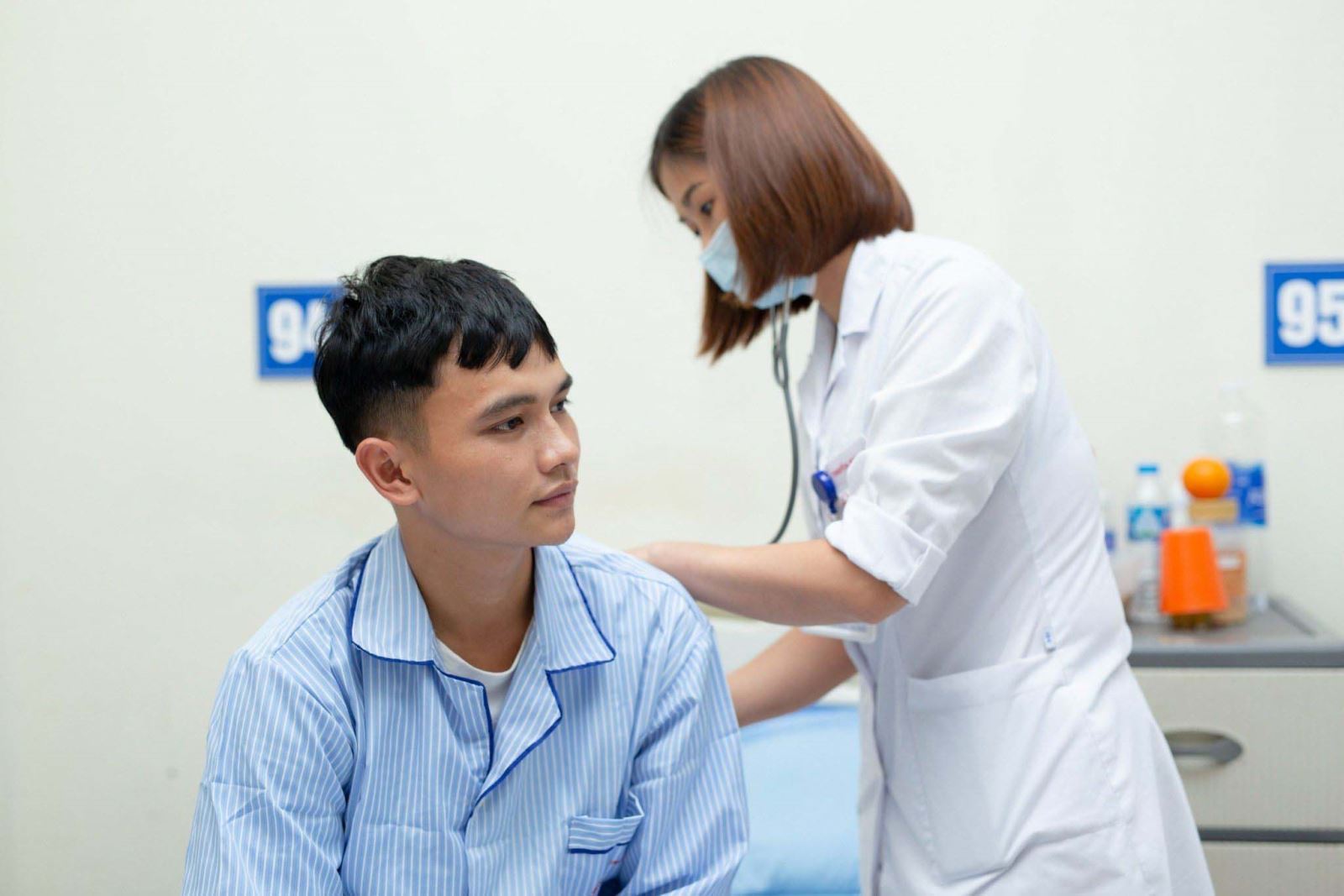 Bác sĩ Lưu Thu Hương thăm khám cho bệnh nhân Đoàn tại Khoa Bệnh máu tổng hợp, Viện Huyết học - Truyền máu Trung ương.