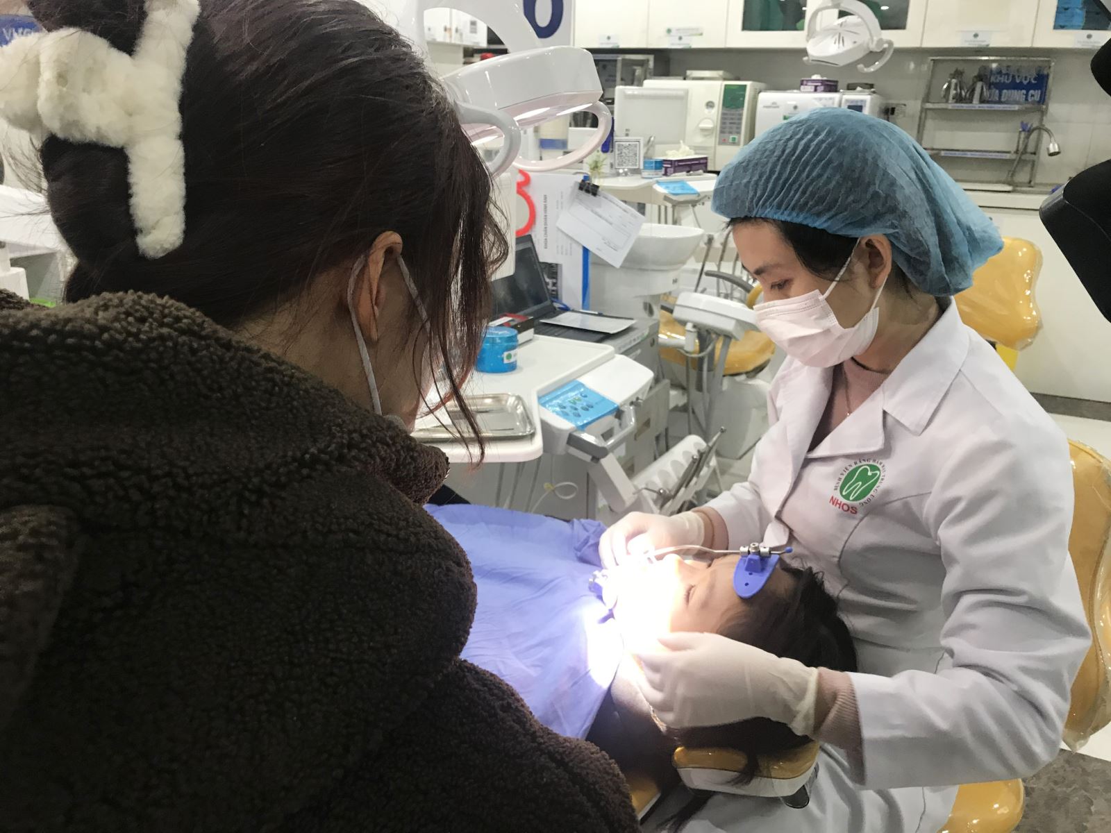 Bệnh nhân khớp cắn ngược trong giai đoạn đeo Facemask tại BV Răng hàm mặt Trung ương Hà Nội. 