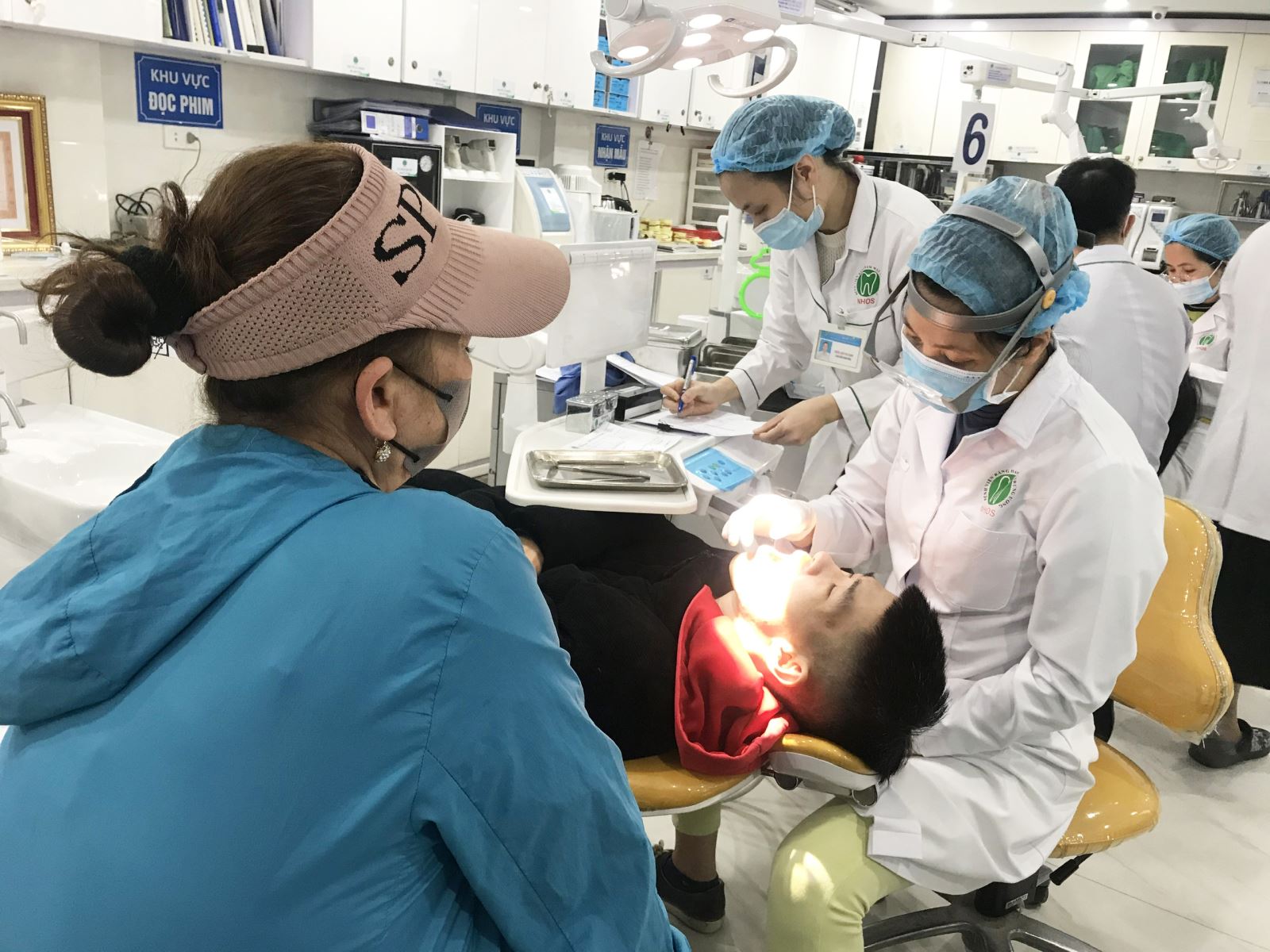 TS.BS Võ Thị Thúy Hồng khám tư vấn cho bệnh nhân khớp cắn ngược tại BV Răng hàm mặt Trung ương Hà Nội.