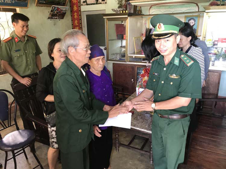 Bộ đội Biên phòng Đắk Lắk tặng quà cho các đối tượng chính sách trên địa bàn tỉnh.