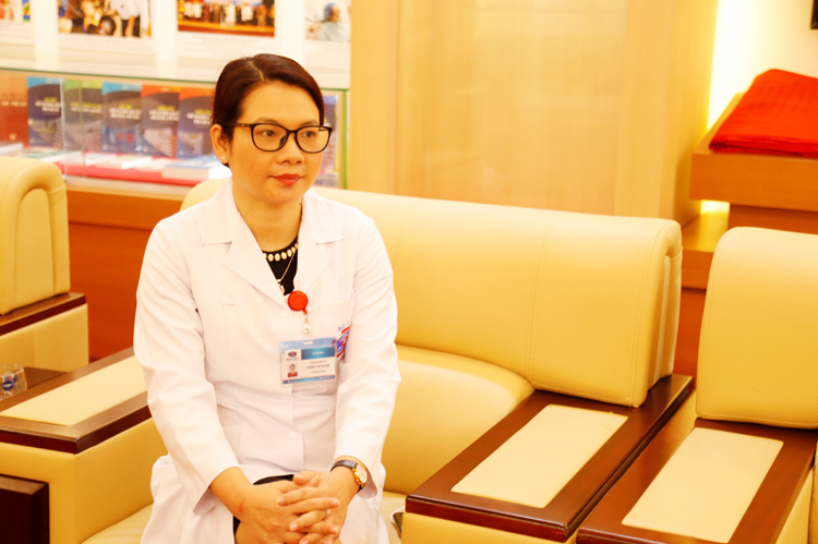 Bác sĩ Phùng Thị Huyền, Trưởng khoa Nội 6, Phụ trách phòng Kế hoạch tổng hợp, Phó Ban chỉ đạo phòng chống dịch SARS-CoV-2 tại Bệnh viện K. 