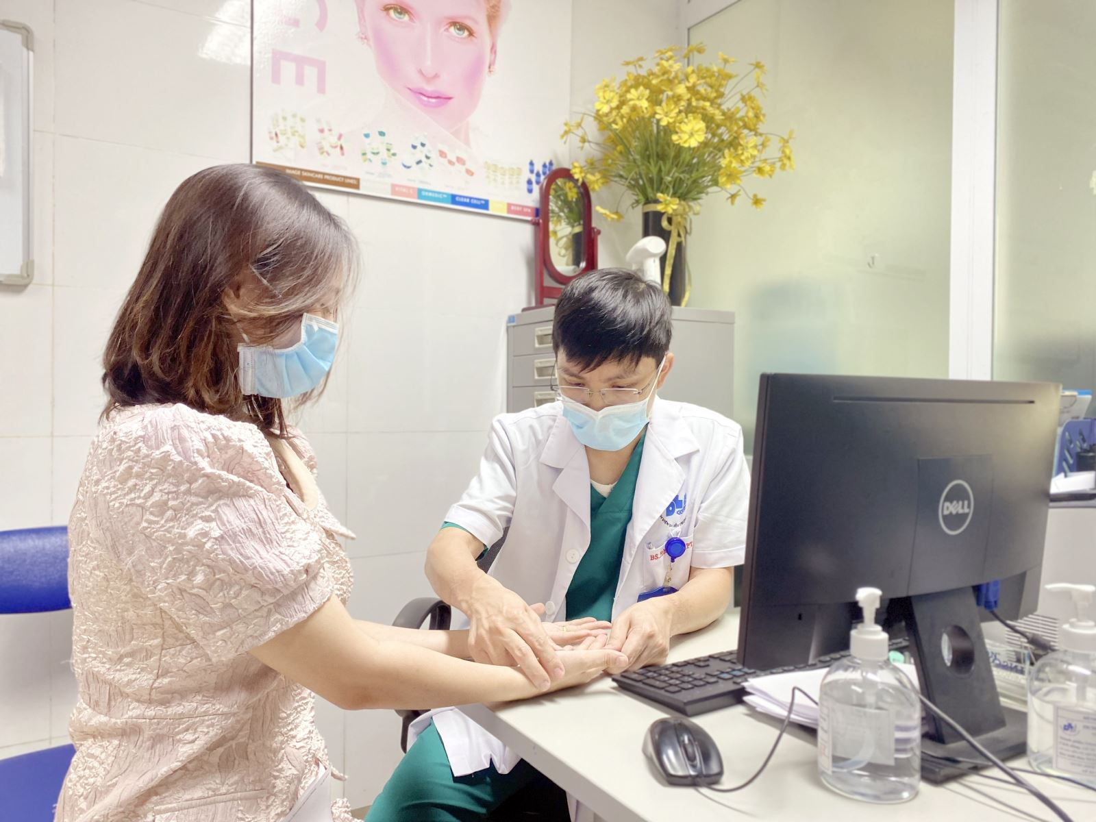 TS.BS Nguyễn Hữu Quang thăm khám cho người bệnh tại Bệnh viện Da liễu Trung ương. 