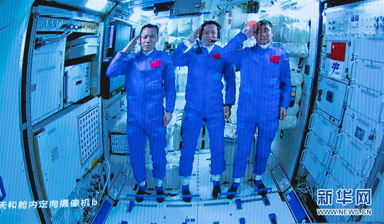 Ba phi hành gia trong khoang lõi Thiên Hòa của trạm vũ trụ Trung Quốc. (Ảnh: Tân Hoa Xã)