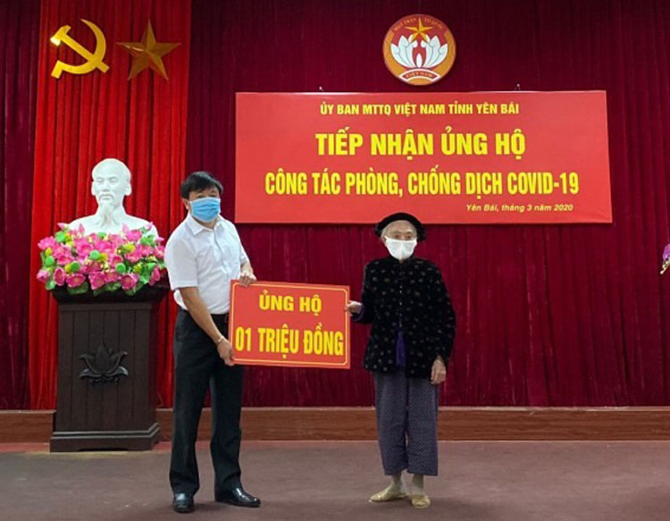 Cụ bà Hà Thị Dần đến trao tiền ủng hộ tại Ủy ban MTTQ tỉnh Yên Bái.