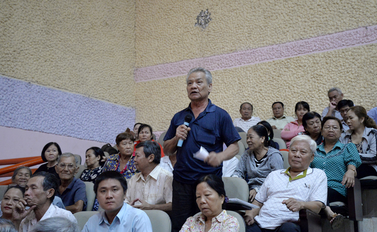 Cử tri Nguyễn Văn Thạch phát biểu tại buổi tiếp xúc cử tri của ĐBQH ngày 19/6.