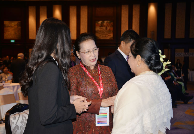 Chủ tịch Quốc hội Việt Nam trò chuyện với các đại biểu.