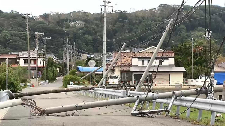 Cột điện gãy ngổn ngang ở Chiba.