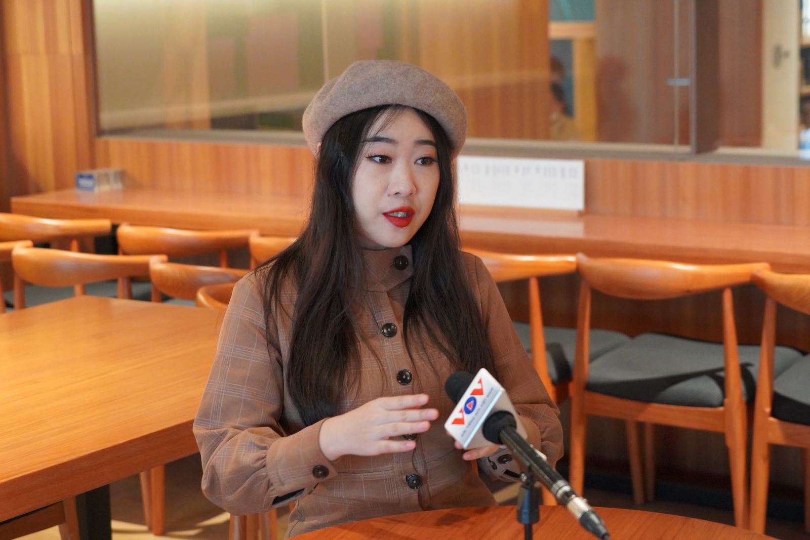 Nữ thi sĩ Dương Bích Vi trả lời phỏng vấn phóng viên VOV.