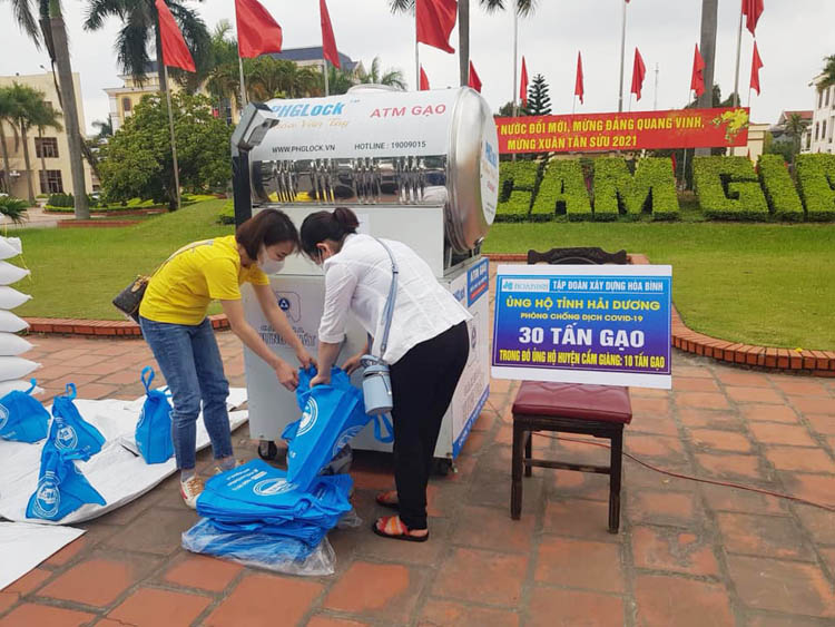 Tập đoàn xây dựng Hoà Bình (TPHCM) thông qua các hoạt động xã hội, liên kết cùng ATM gạo để hỗ trợ người dân tại các vùng dịch, đưa hình ảnh công ty đến gần với người dân.