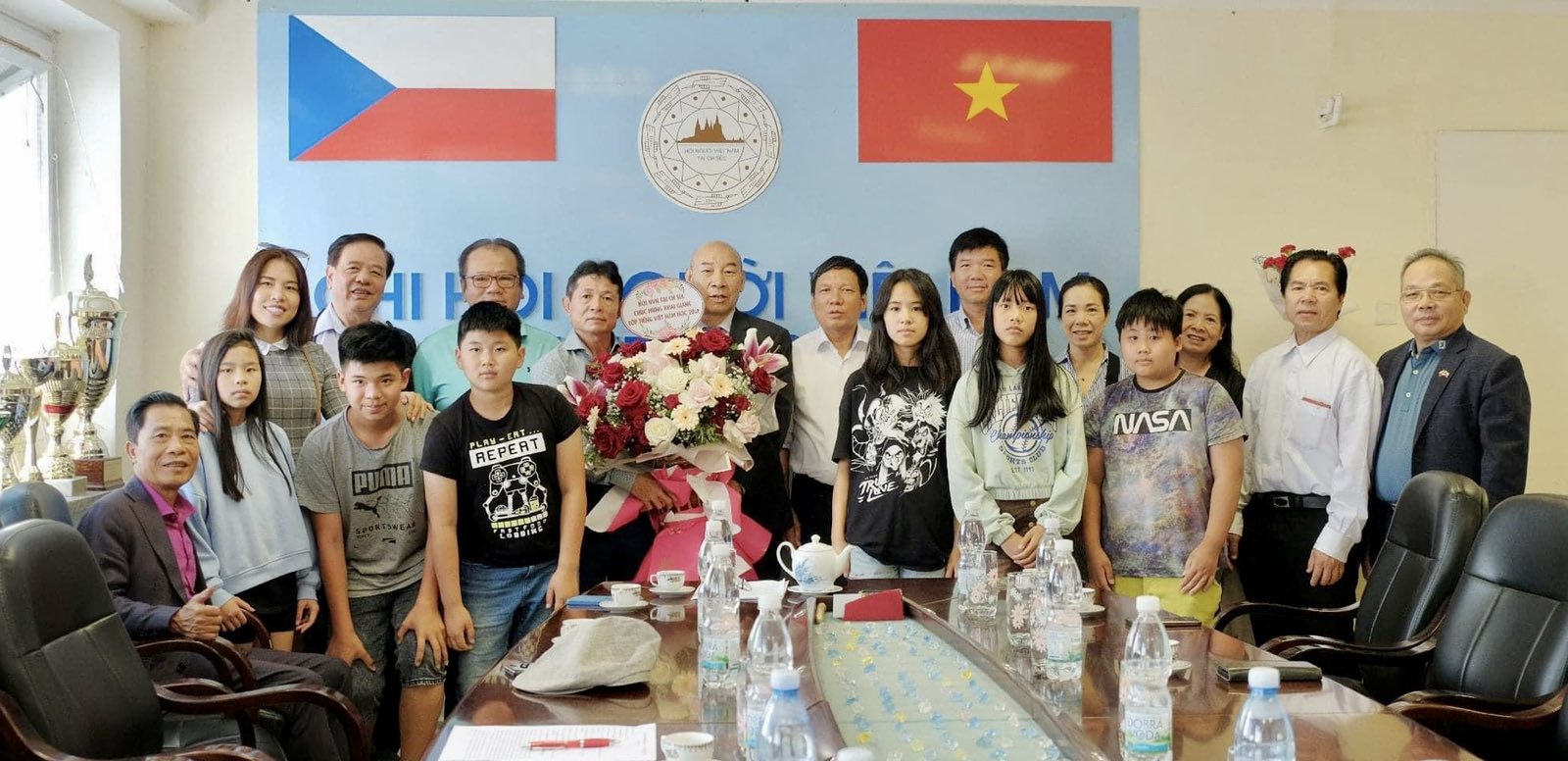 Đại diện Đại sứ quán và cộng đồng chụp ảnh lưu niệm cùng thầy trò Trung tâm tiếng Việt Praha.