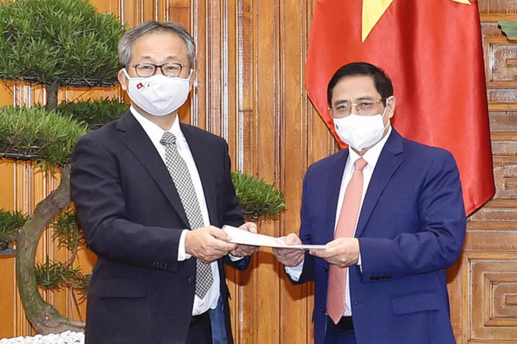Đại sứ Nhật Bản chuyển thông điệp của Thủ tướng Suga Yoshihide gửi Thủ tướng Phạm Minh Chính về việc hỗ trợ Việt Nam một triệu liều vaccine Covid-19. (Ảnh: Nhật Bắc)