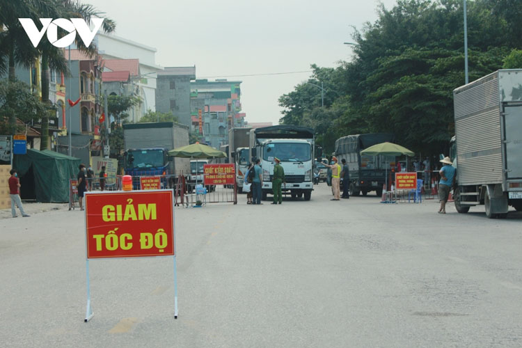 Chốt kiểm soát dịch ở Thuận Thành, Bắc Ninh.
