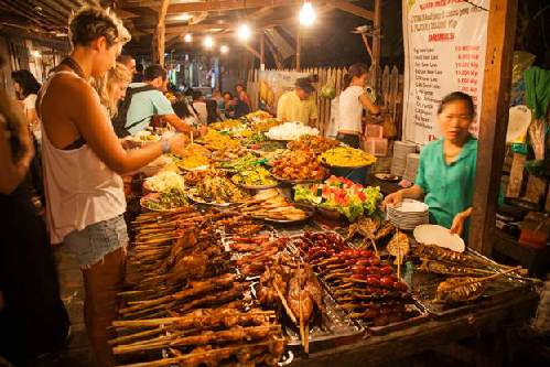 Du khách rất thích thú với khu ẩm thực ở chợ đêm.