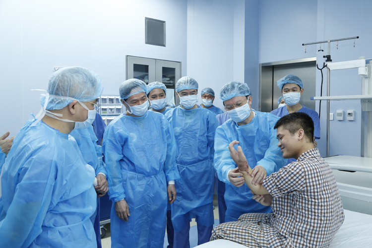 Giám đốc Mai Hồng Bàng cùng các bác sĩ BV108 thăm hỏi bệnh nhân.