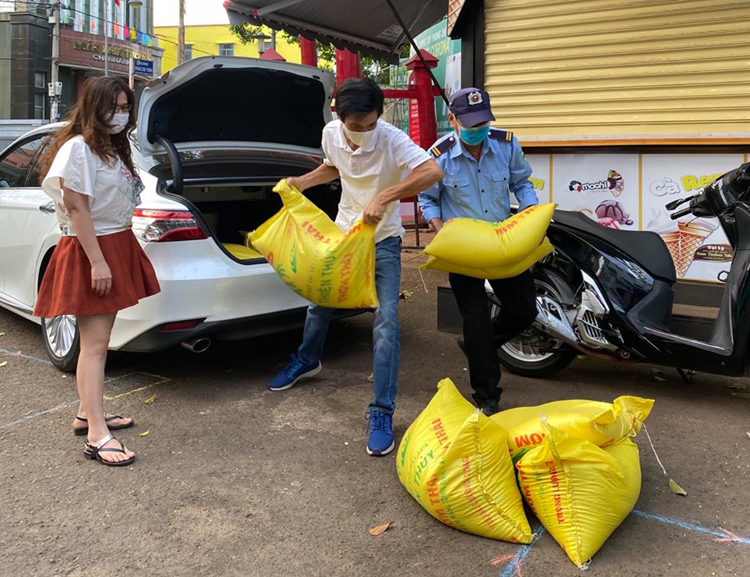 Đã có hơn 1,5 tấn gạo chuẩn bị cấp phát cho người nghèo ở Đắk Lắk tại máy ATM.