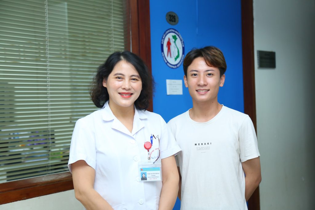 TS.BS Nguyễn Thị Mai và một người bệnh hemophilia đã điều trị tại Trung tâm Hemophilia từ nhỏ.