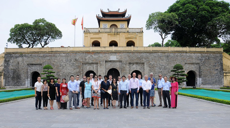 Đoàn công tác của UNESCO chụp ảnh lưu niệm tại Khu di tích Hoàng thành Thăng Long.