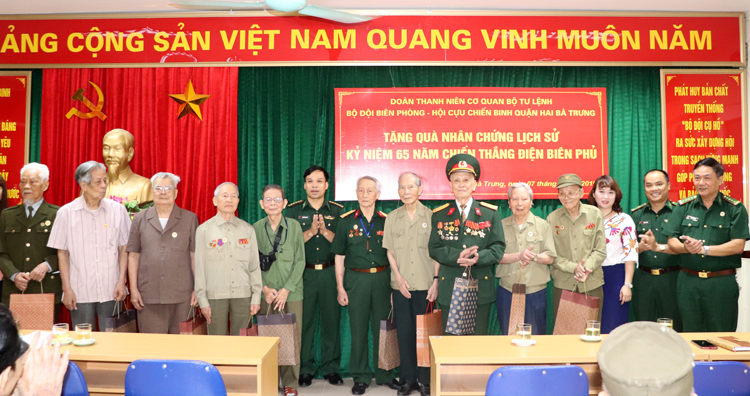 Đại tá Nguyễn Thanh Sơn, Trưởng phòng Chính sách Cục Chính trị BĐBP và Thiếu tá Trương Lâm Tới, Trưởng Ban Thanh niên BĐBP tặng 20 suất quà cho các nhân chứng lịch sử chiến dịch Điện Biên Phủ.