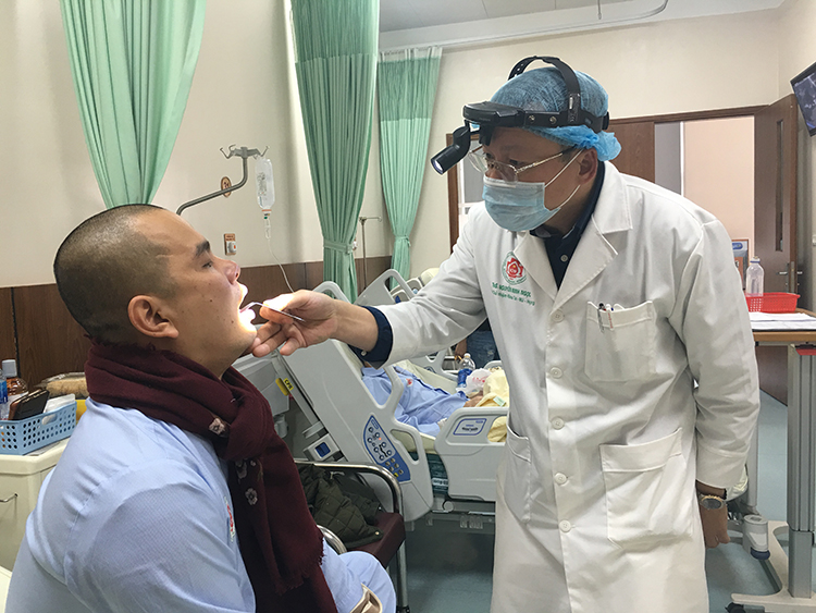 Ths.Bs Nguyễn Minh Ngọc đang thăm khám cho bệnh nhân Hiệp sau cắt amidan bằng công nghệ plasma. Ảnh: Lưu Hường