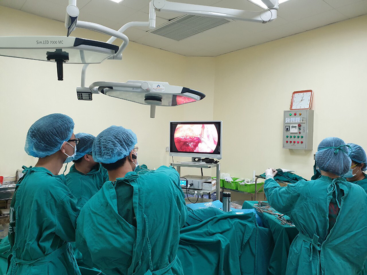 Kíp phẫu thuật đã oại bỏ khối u cơ lớn thực quản 8cm cho bệnh nhân.