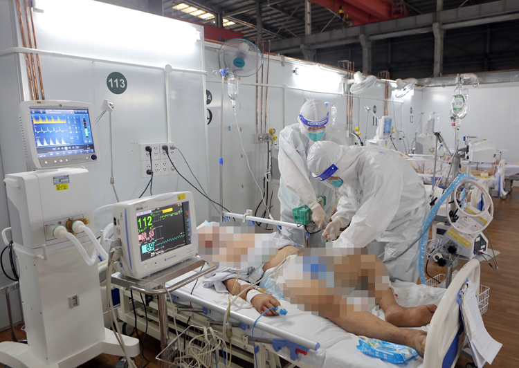 BS Nguyễn Quốc Thái cùng đồng nghiệp tại Trung tâm hồi sức tích cực người bệnh Covid-19 của BV Bạch Mai tại TP.HCM.