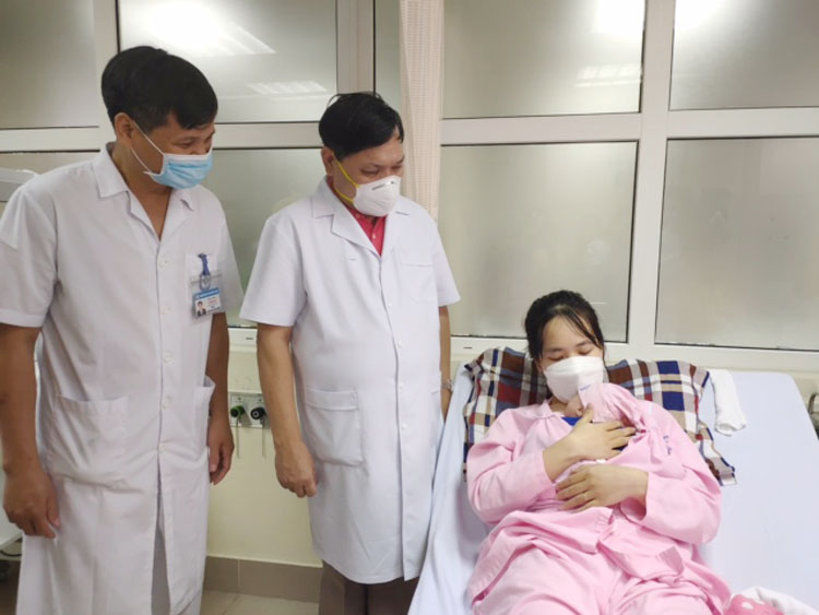 Giám đốc Trần Danh Cường và TS.BS Lê Minh Trác thăm hỏi 2 mẹ con đang thực hiện Kagaroo tại Trung tâm Chăm sóc và điều trị sơ sinh, BV Phụ sản Trung ương.
