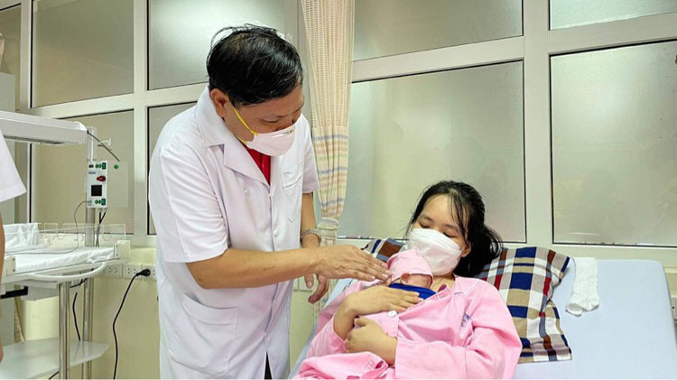 các thầy thuốc BV Phụ sản Trung ương cho biết tin vui khi đã nuôi sống em bé sinh non nhẹ cân nhất Việt Nam khi bé 27 tuần tuổi chỉ nặng 400g. 
