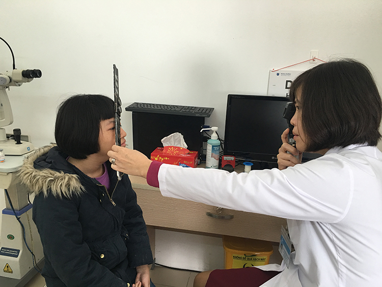 TS.BS Nguyễn Thị Thu Hiền đang khám và tư vấn tật khúc xạ cho bệnh nhi. 