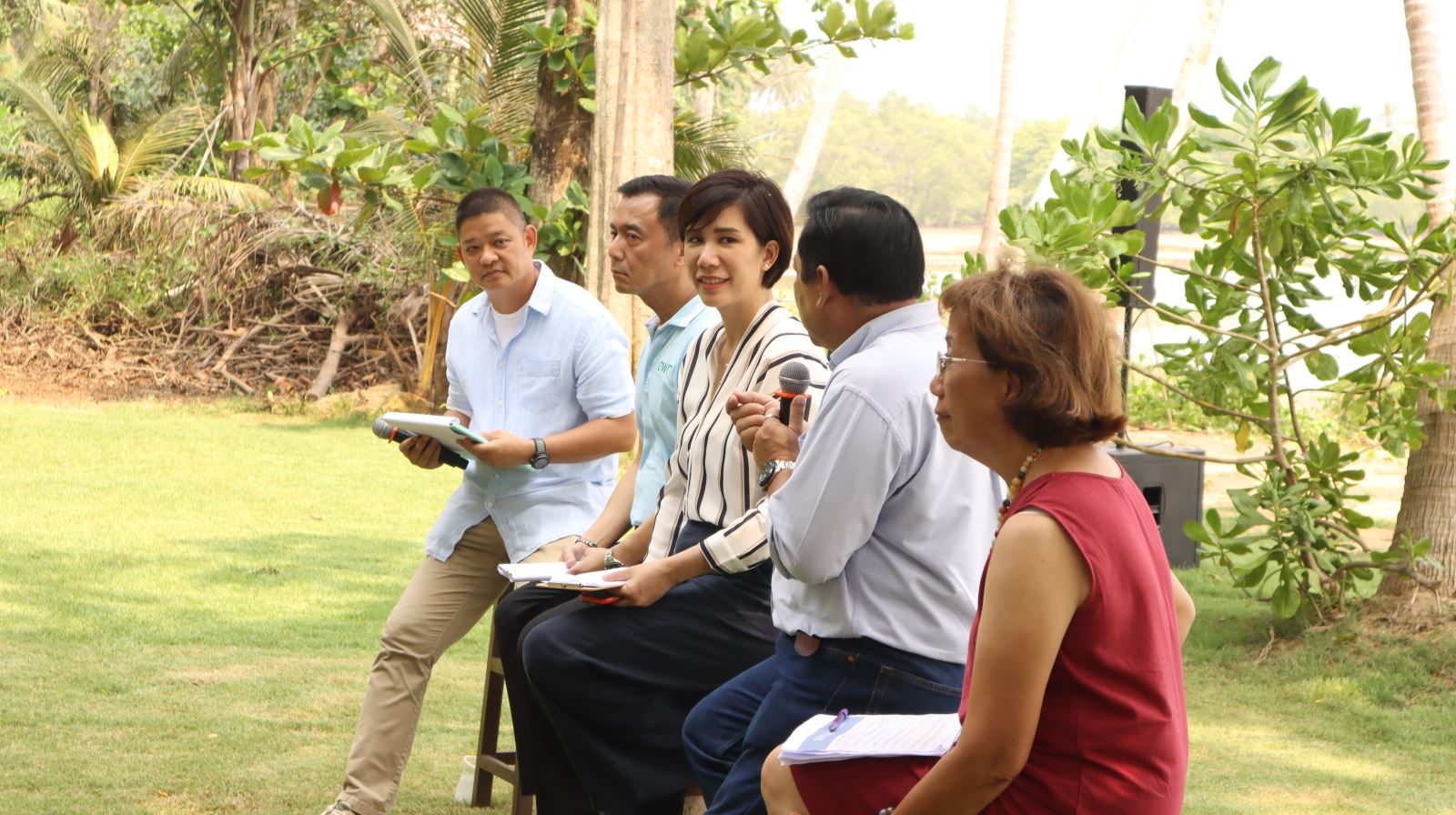 Bà Panupan Suvachananonda (giữa), Tổng cục phó Tổng cục Du lịch Thái Lan (TAT) tại tỉnh Trat, chia sẻ tại một hội thảo về du lịch bền vững ở Koh Mak.  