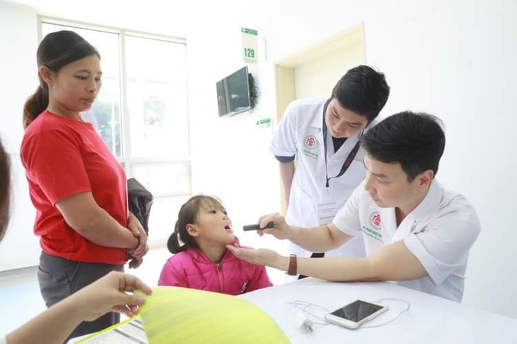 TS.BS Phạm Ngọc Minh khám răng miệng cho bệnh nhân.