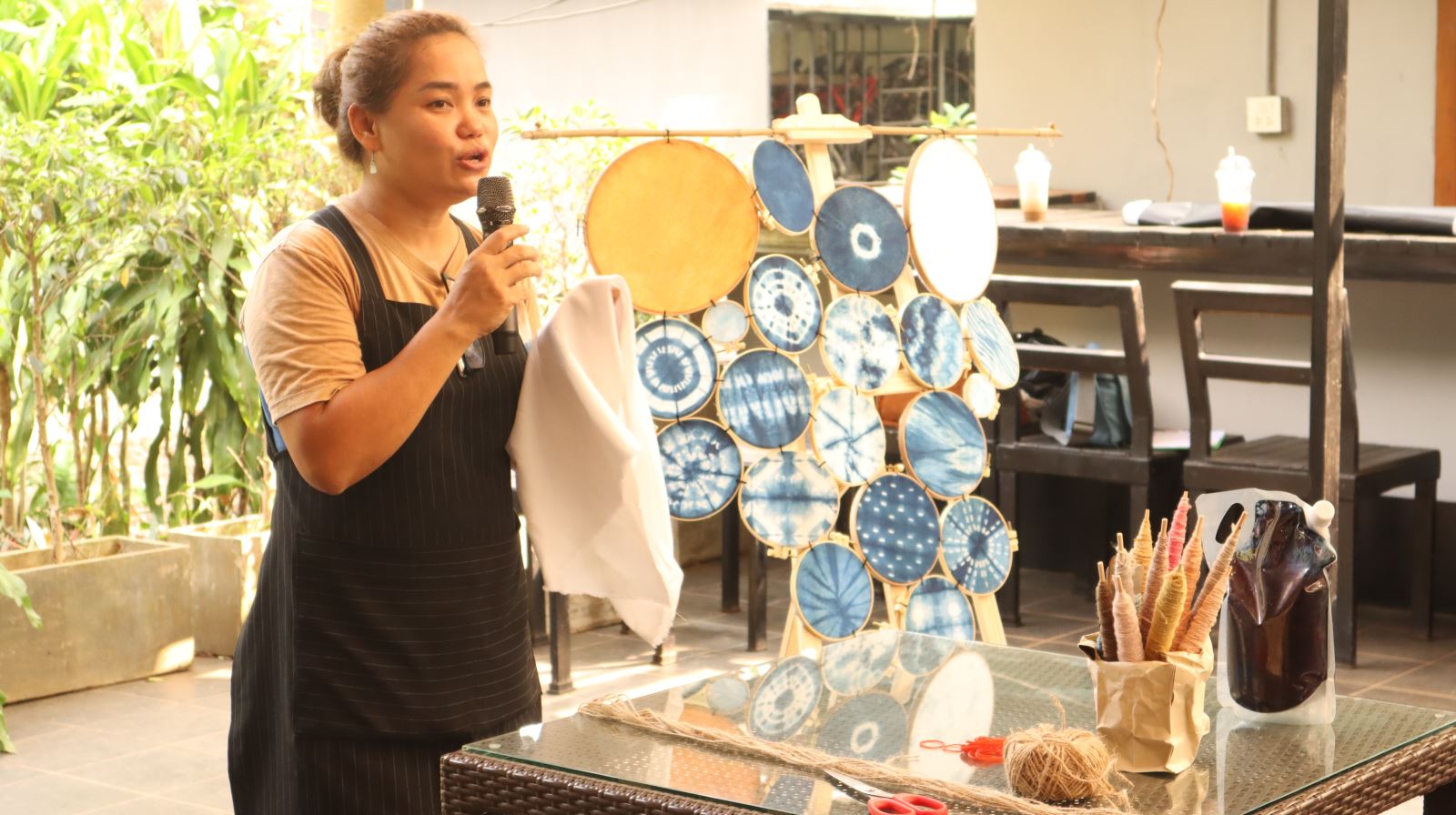 Một workshop về nhuộm vải với các chất liệu hữu cơ dành cho du khách ghé thăm đảo Koh Mak.  