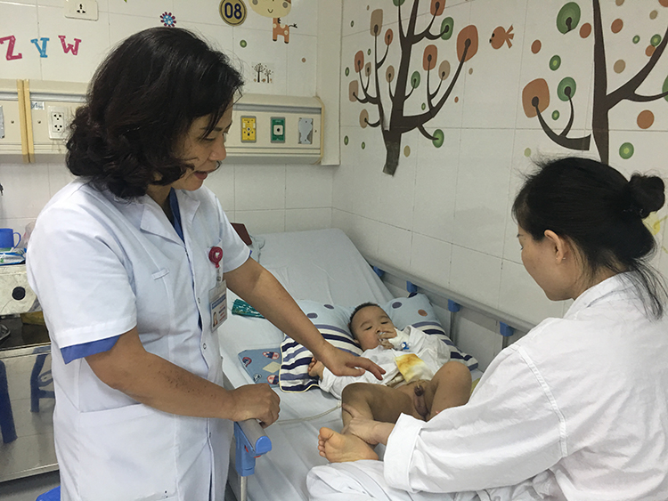 TS.BS Nguyễn Việt Hoa thăm khám cho bệnh nhi sau phẫu thuật.