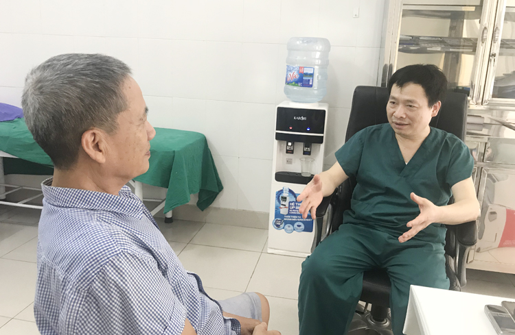 Tiến sĩ, bác sĩ cao cấp Lê Mạnh Cường đang tư vấn cho người mắc bệnh trĩ.