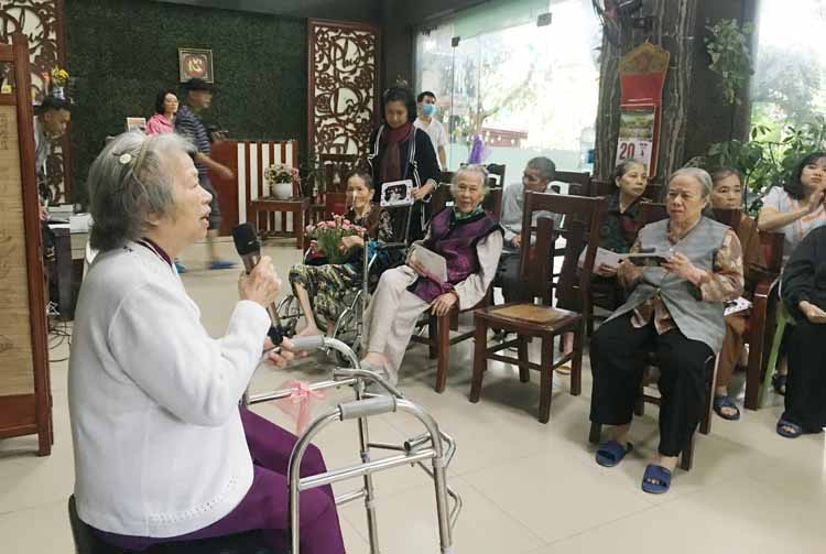 Các cụ tham gia văn nghệ nhân ngày 20/10 tại Trung tâm chăm sóc người cao tuổi Orihome.