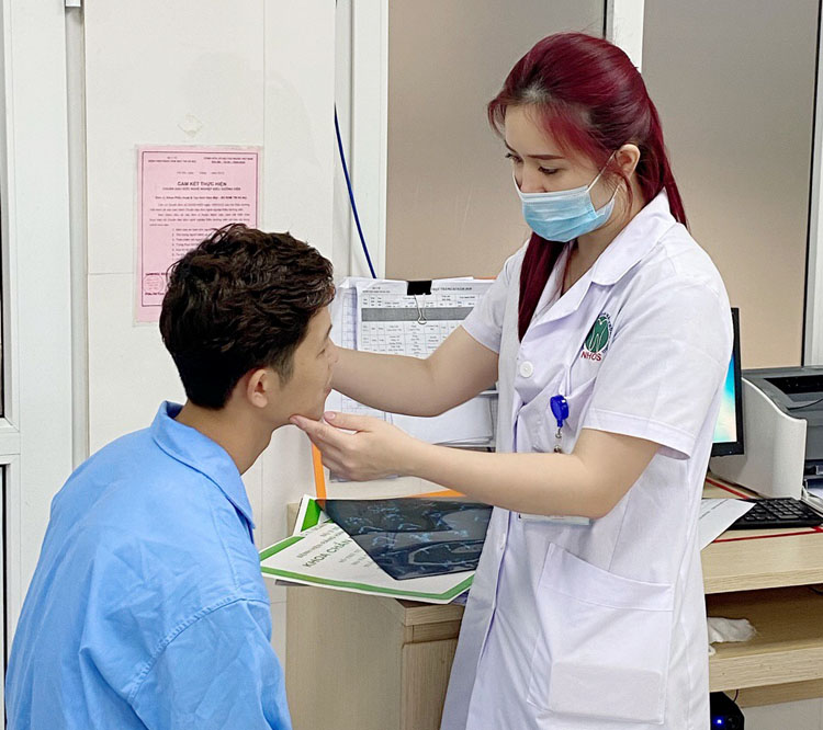 Bác sĩ Nguyễn Hồng Nhung đang khám và tư vấn cho người bệnh ung thư hàm mặt.