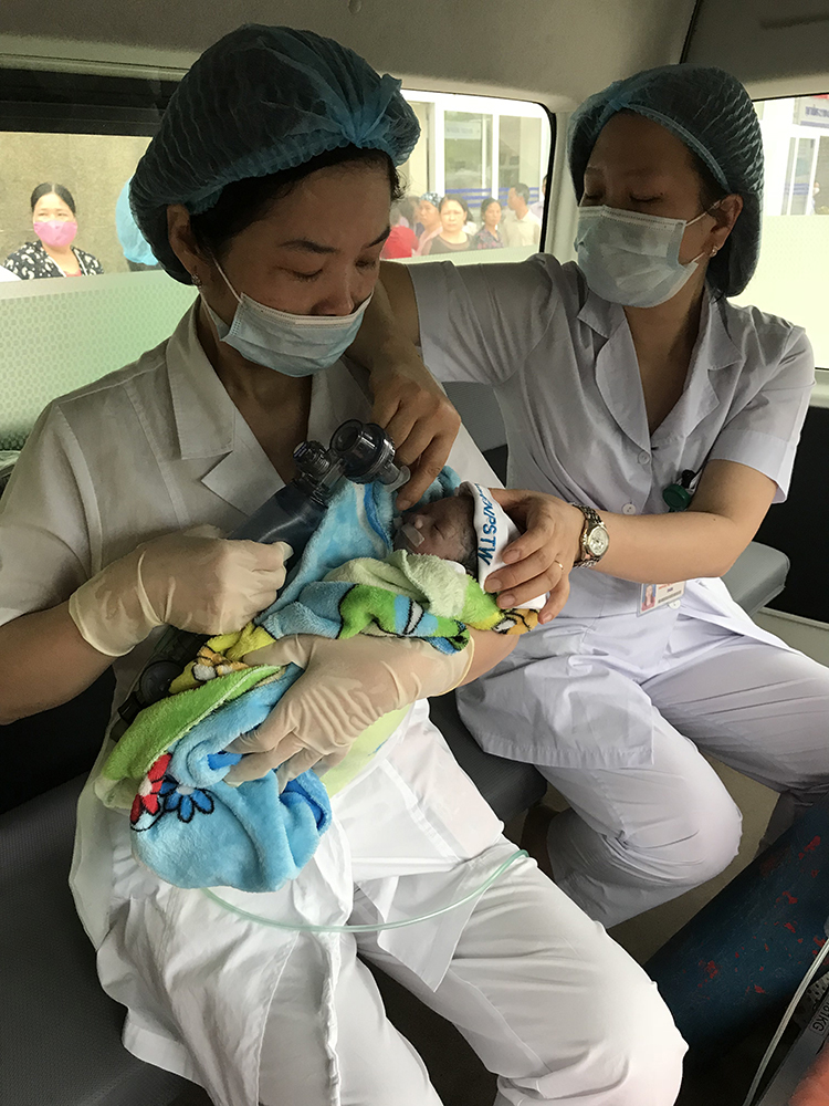 Em bé Bình An được các bác sĩ chuyên ngành sơ sinh chuyển sang nuôi dưỡng tại BV Phụ sản Trung ương. 