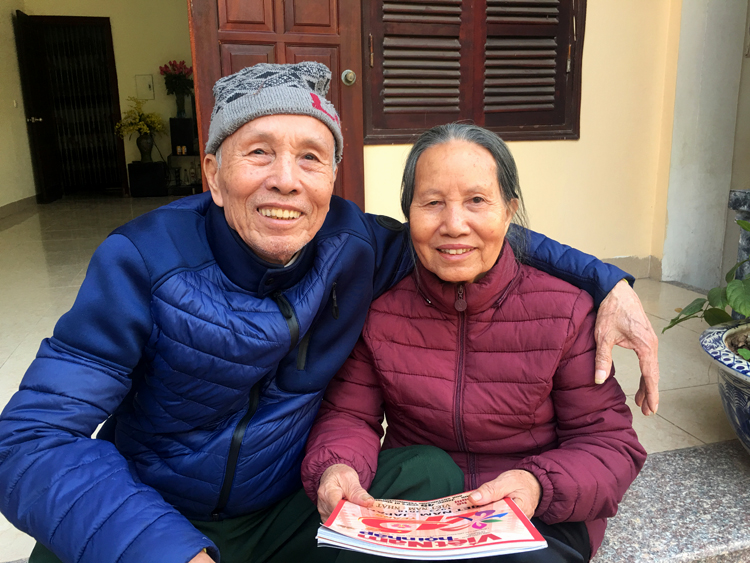 Bà Việt cùng ông Lộc thường đọc báo cho nhau nghe.