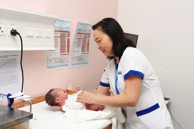 Niềm hạnh phúc khi mỗi ngày chị Nguyễn Thị Mến được chăm sóc những đứa trẻ lọt lòng tại Bệnh viện Việt Pháp. (Ảnh: Quý Hoài)