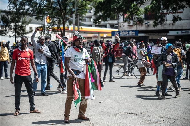Người biểu tình phản đối dự luật tăng thuế gây bạo động tại Nairobi, Kenya, ngày 25/6/2024. (Ảnh: THX/TTXVN)