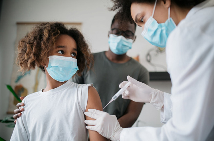 Tiêm vaccine Covid-19 cho trẻ vị thành niên luôn là mối quan tâm hàng đầu của các chuyên gia y tế. (Ảnh: Getty Images)